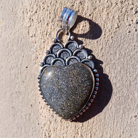 New Heart Shaped Black Sunstone 925 Silver Pendant. - Picture 8 of 16